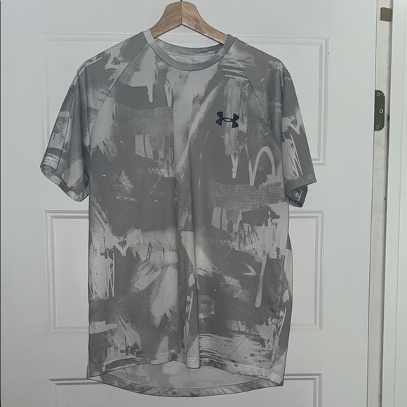 Under Armour Gray Short Sleeve Tee with Urban Camo Design - Picture 1 of 3